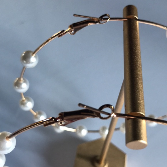 🎉Host Pick🎉New! Large Pearl Hoop Earrings - Picture 8 of 9